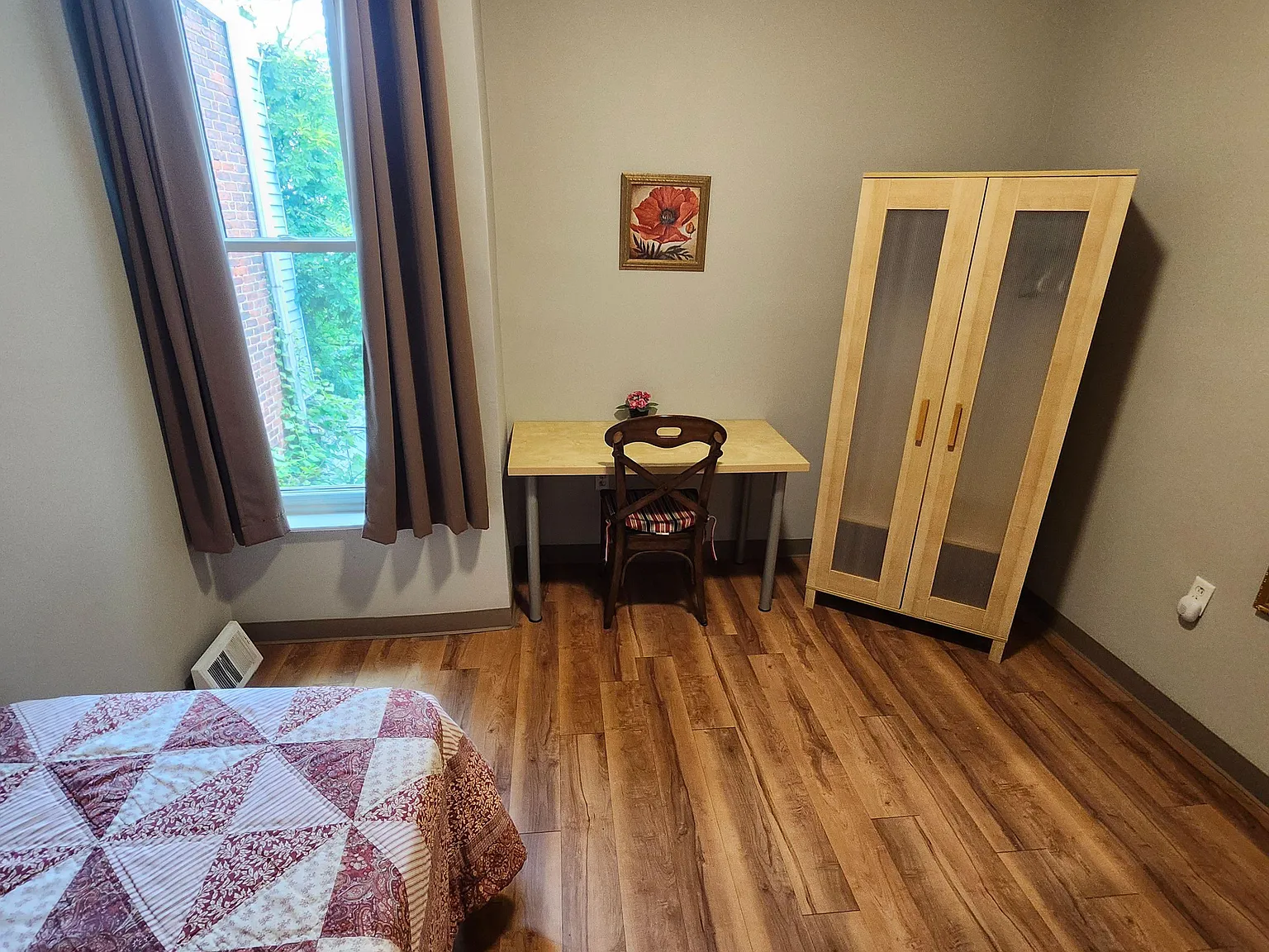 4 bed, 1.0 bath, 1108 sqft, $1,001 — Photo 2