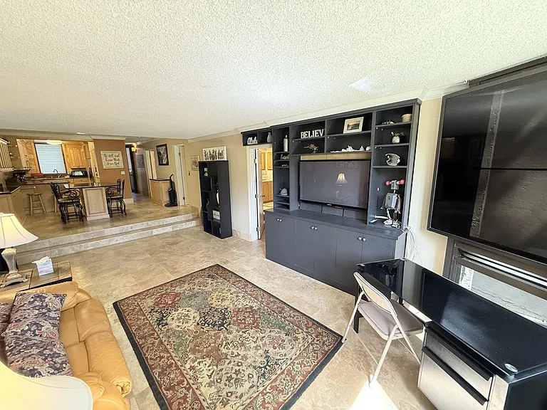 511 Hahaione St #1B — Photo 15