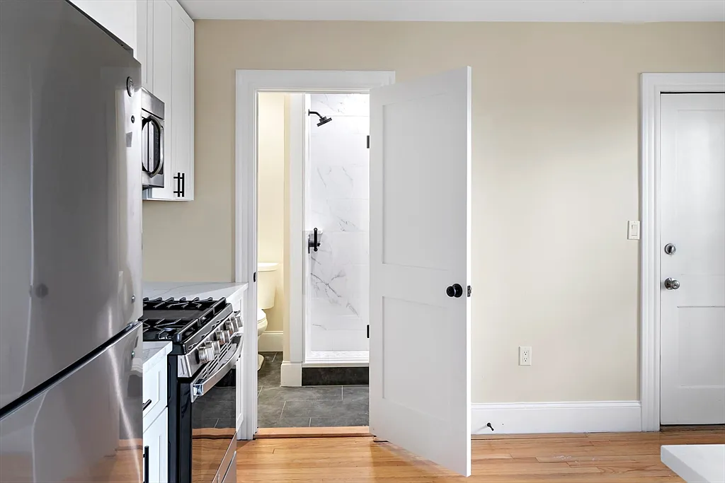 4 bed, 2.0 bath, 1300 sqft, $3,900 — Photo 2