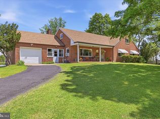 9581 Valley Rd, Berkeley Springs, WV 25411