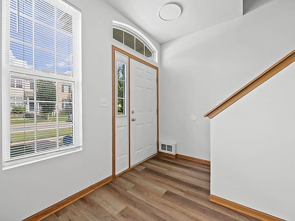 5th image of 262 Springbrook Trl S