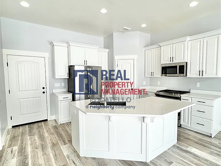 1620 Petersburg Dr — Photo 3