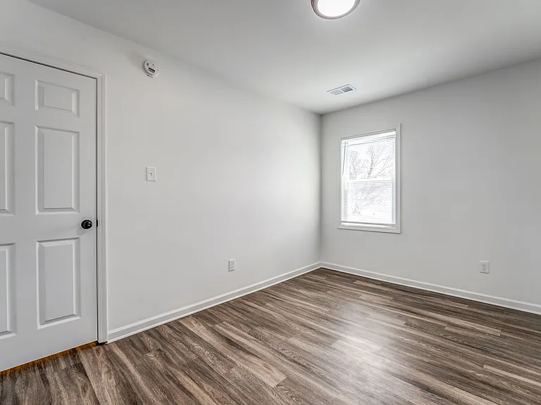 405 W Brooks Rd — Photo 4