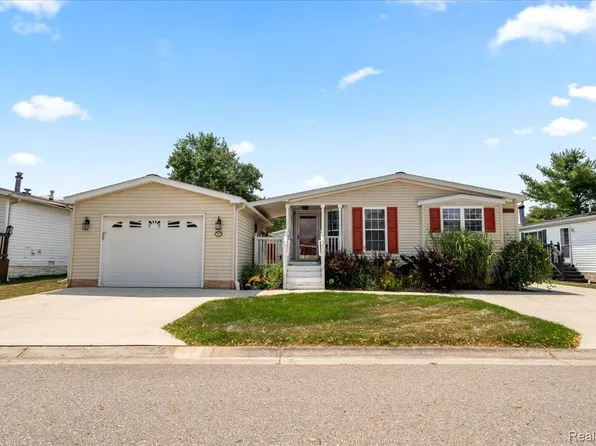 4497 Wynnwood Dr, Howell, MI 48843