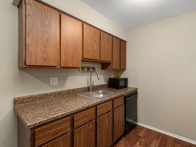 Maplecrest Apartments — Photo 15