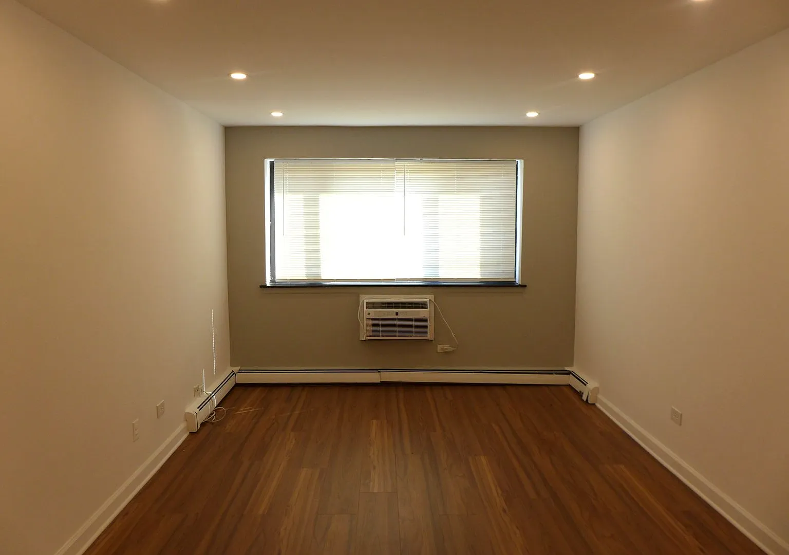 Foster Beach Apartments — Photo 4