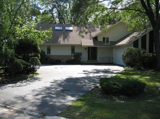 2585 Longmeadow Dr, Northbrook, IL 60062