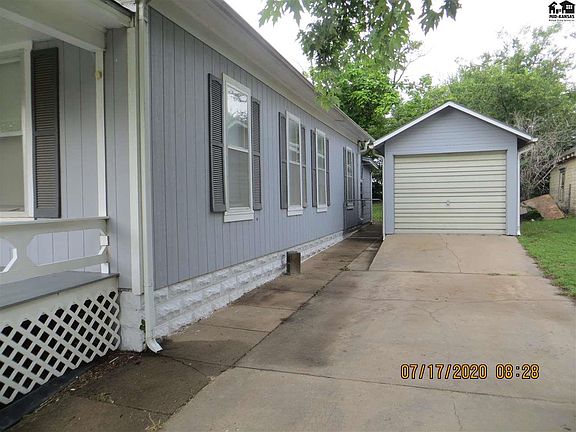 3rd image of 615 S Ninnescah St