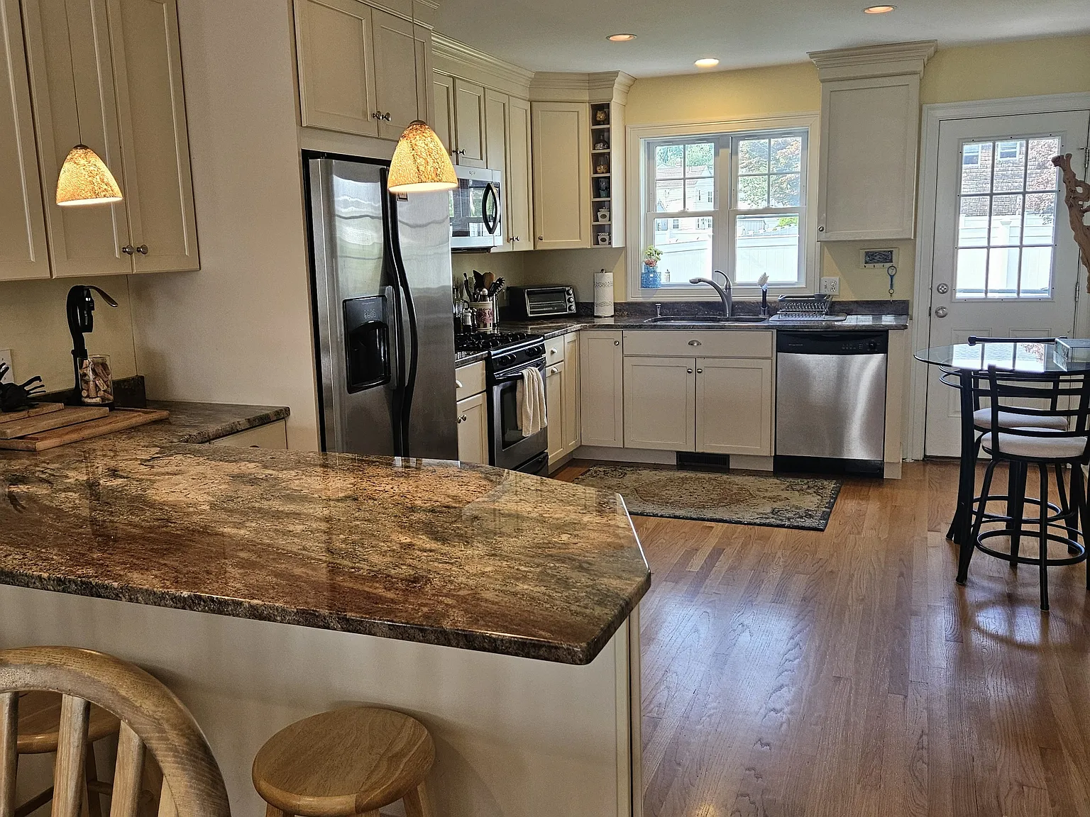 3 bed, 2.5 bath, 2392 sqft, $3,100 — Photo 2
