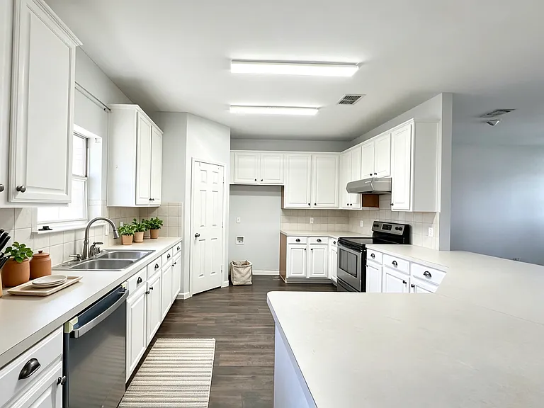 1909 Bradford Pear Sq — Photo 4
