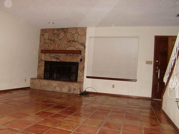 4th image of 4847 Excalibur Dr #B