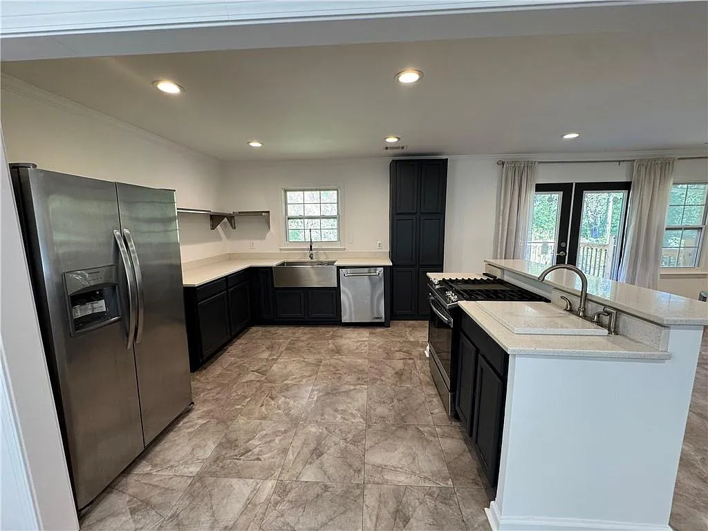 3 bed, 2.0 bath, 1611 sqft, $2,300 — Photo 3