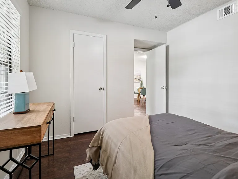B1 Guest room look to closet