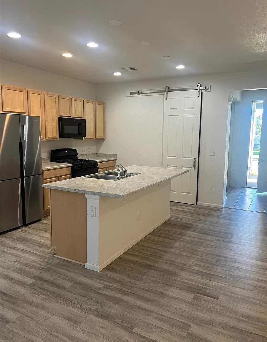 4 bed, 3.0 bath, 1998 sqft, $2,695 — Photo 3