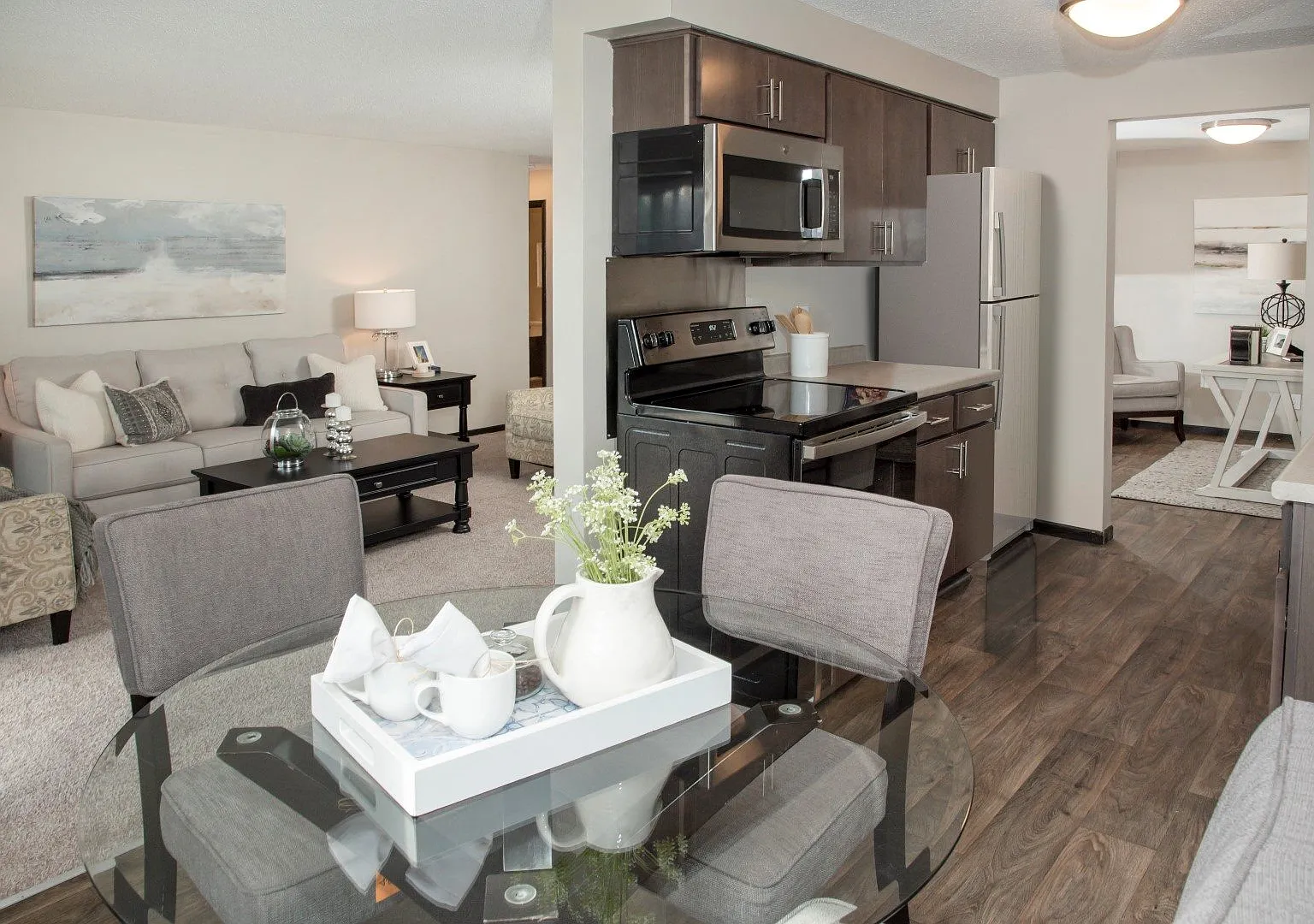 Chateau Apartments — Photo 4