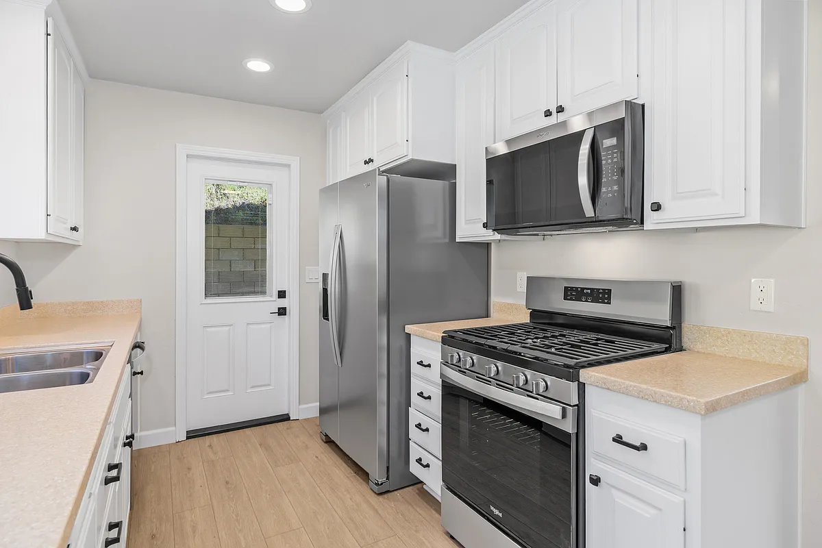 3 bed, 999 sqft, $3,450 — Photo 2
