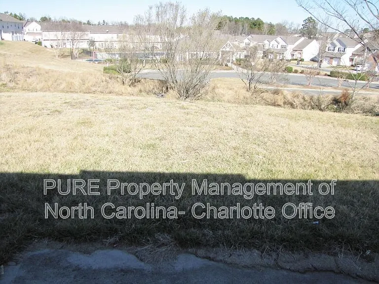 2910 Bridgeville Ln — Photo 10