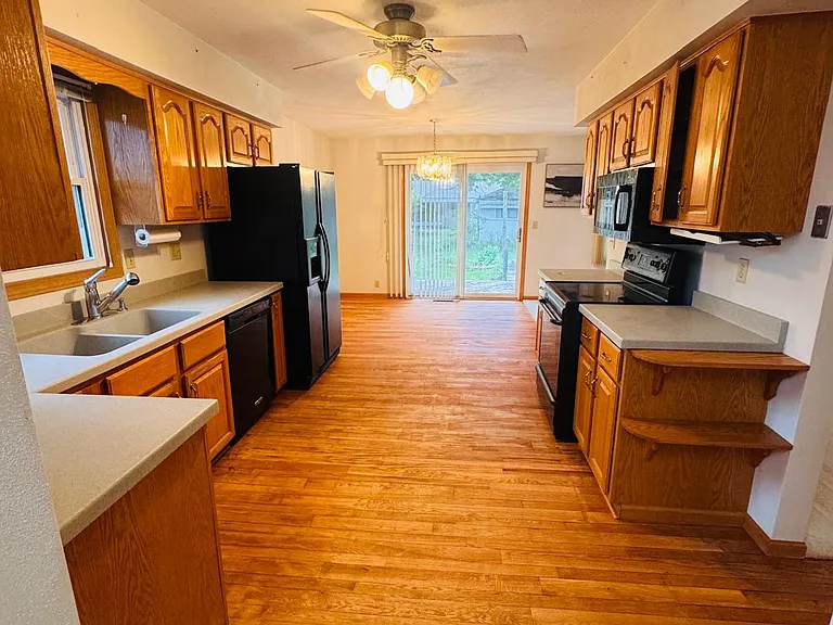 2919 W Rohmann Ave — Photo 3