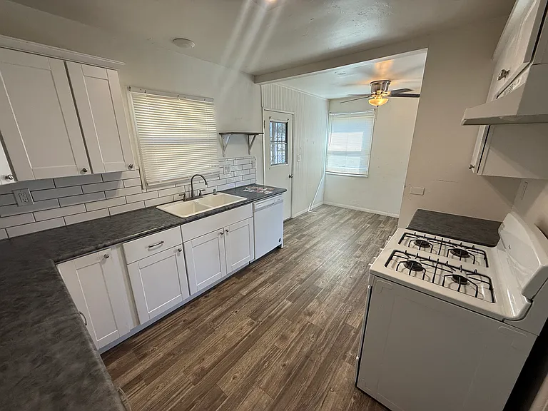 4122 Saint Paul Pl — Photo 6