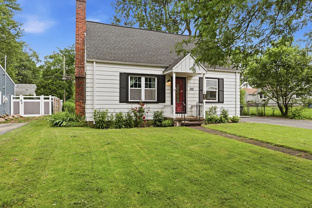 3 bed, 1080 sqft, $2,300 — Photo 3