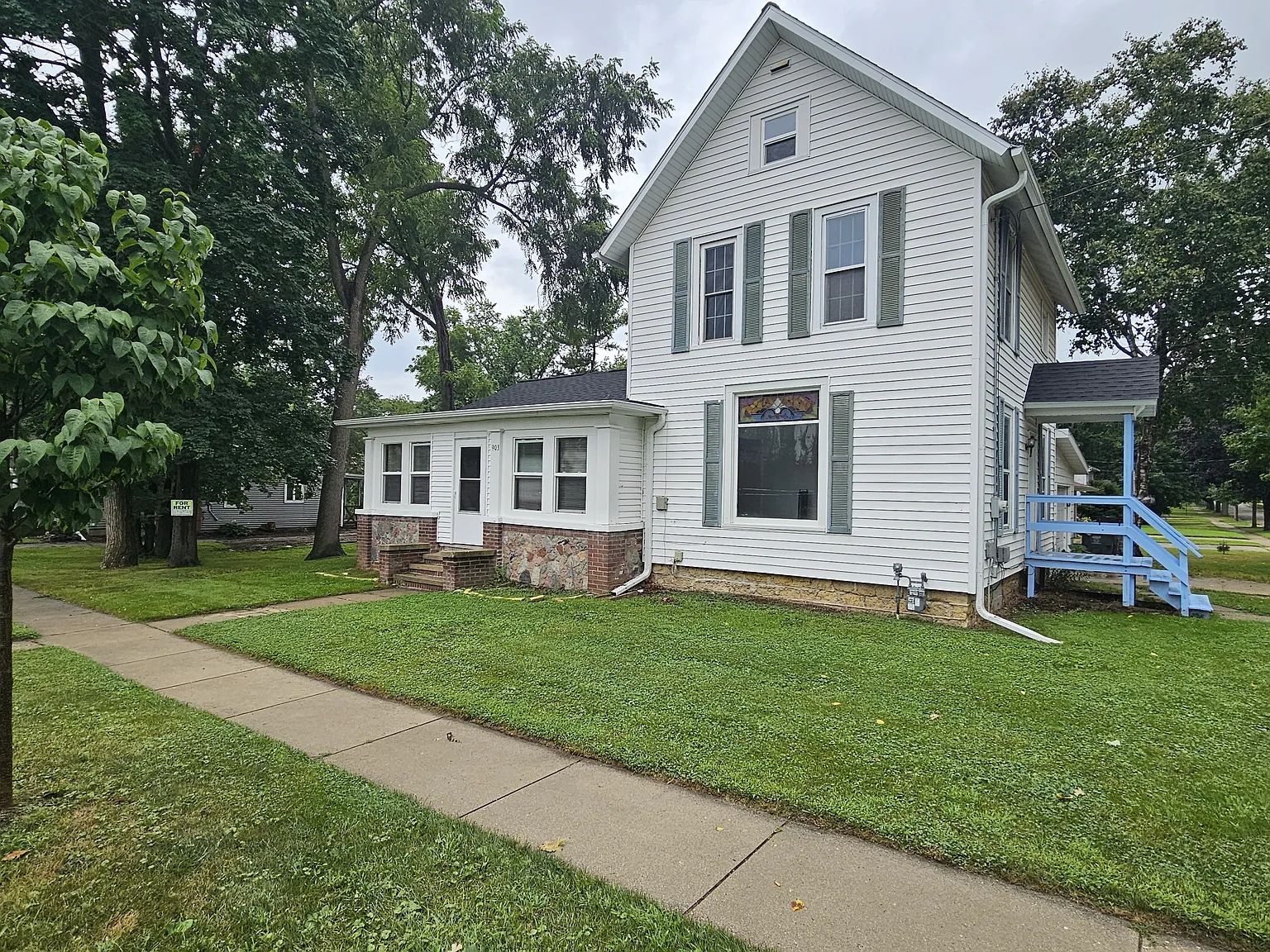 903 W Conger St — Photo 2