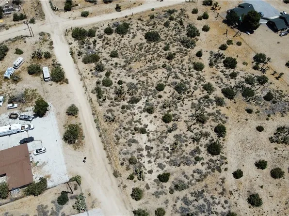 9855 Holiday Ln, Phelan, CA 92372