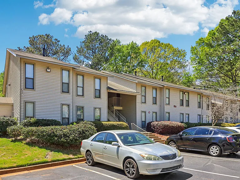 East Perimeter Pointe Apartments — Photo 16