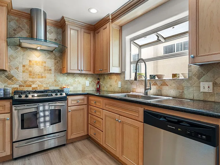8646 W Olympic Blvd #204 — Photo 9