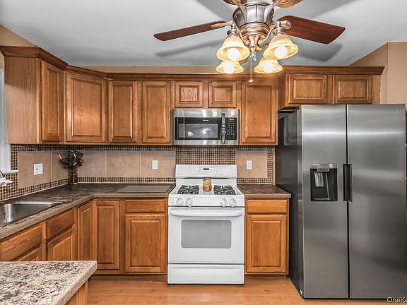 3rd image of 102 Willett Avenue