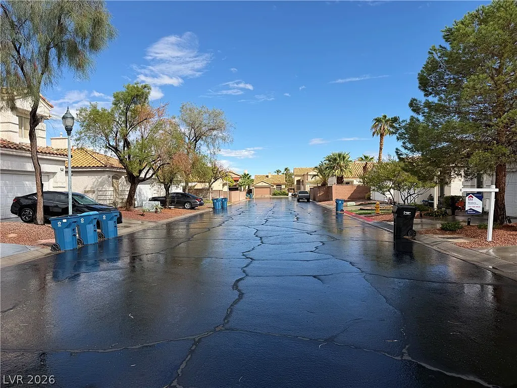 3 bed, 2.0 bath, 1360 sqft, $2,400 — Photo 4