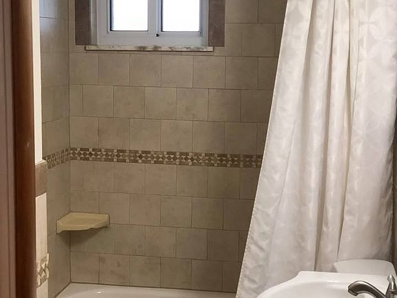 4th image of 420 Foster St APT 1