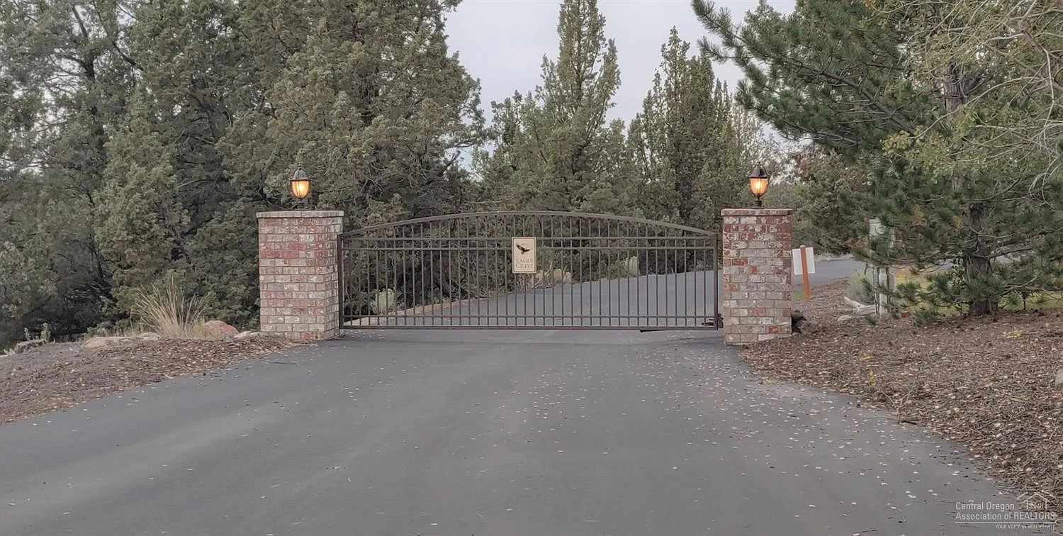 7098 Thunderbird Ct photo 1