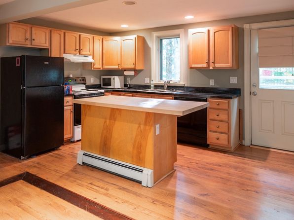 8 Kingsbury Ln, Kennebunk, ME 04043