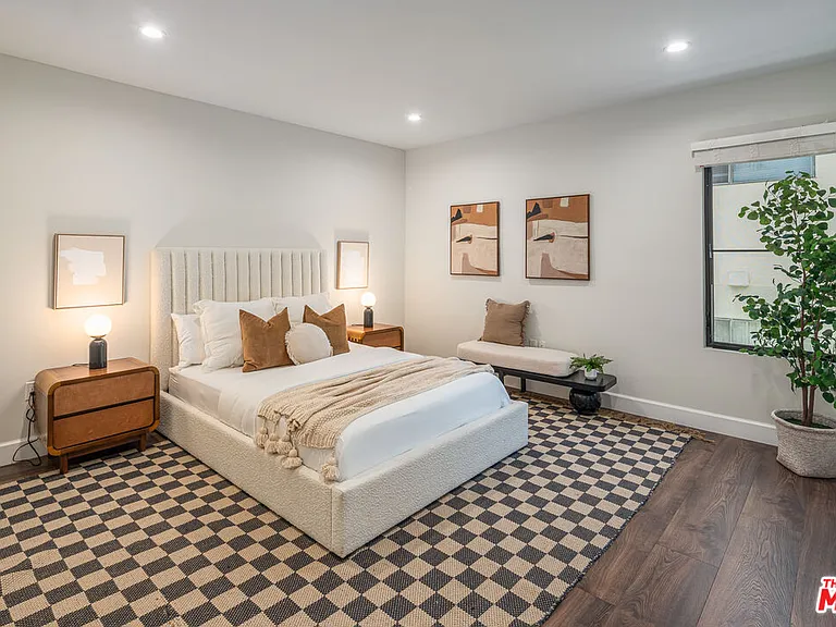 1147 N Beachwood Dr #5 — Photo 9