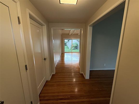 3rd image of 611 S Mariposa St
