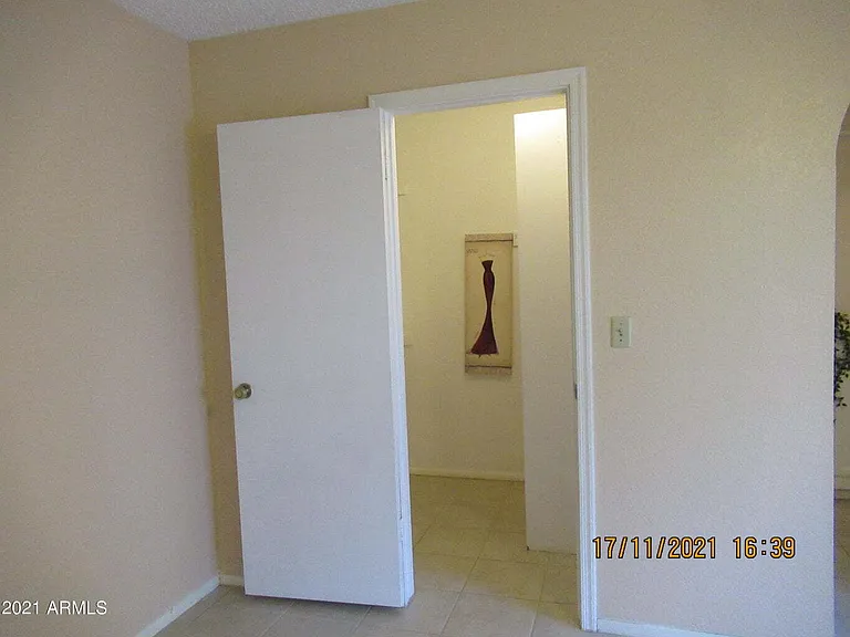 2324 W Highland Ct — Photo 36