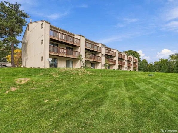 1677 Riverside Dr APT 13, Rochester Hills, MI 48309