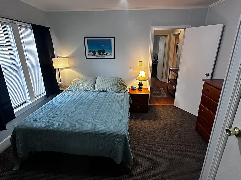 Middle bedroom with queen bed (opens to hallway and to rear bedroom).