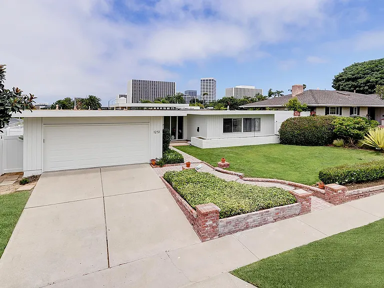1251 Surfline Way — Photo 2