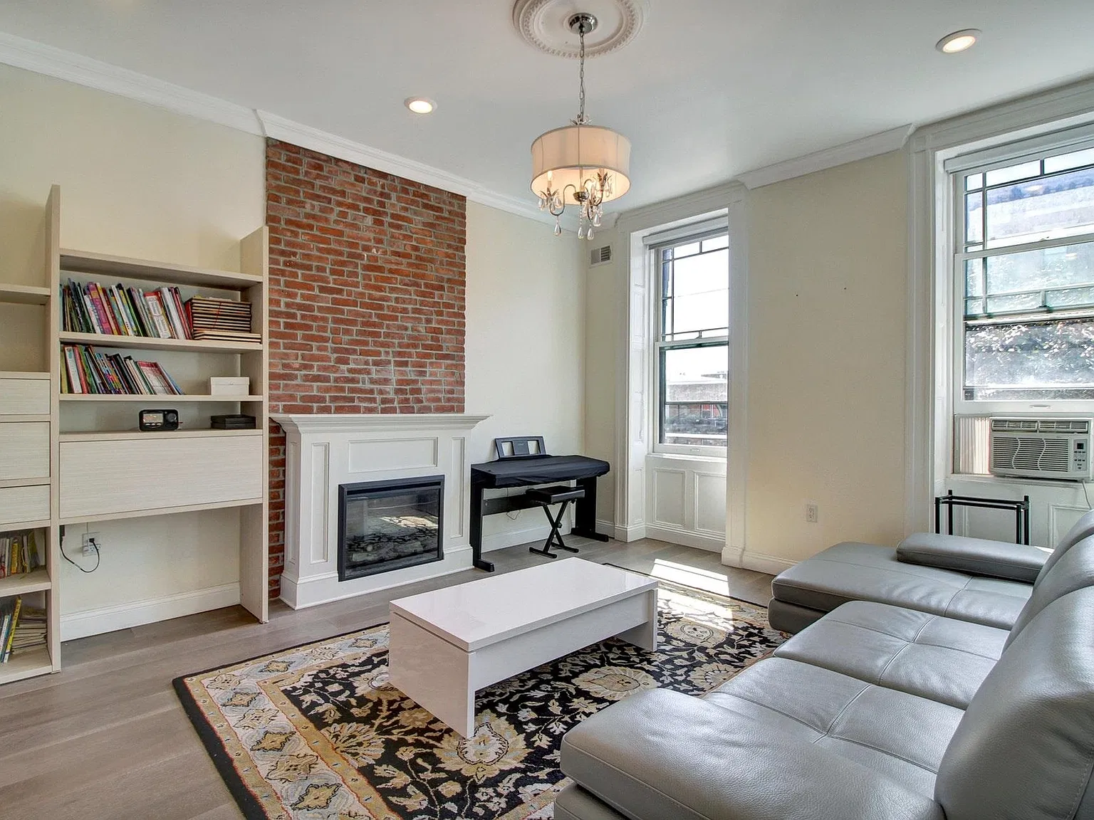 3 bed, 2.0 bath, 1350 sqft, $5,800 — Photo 2