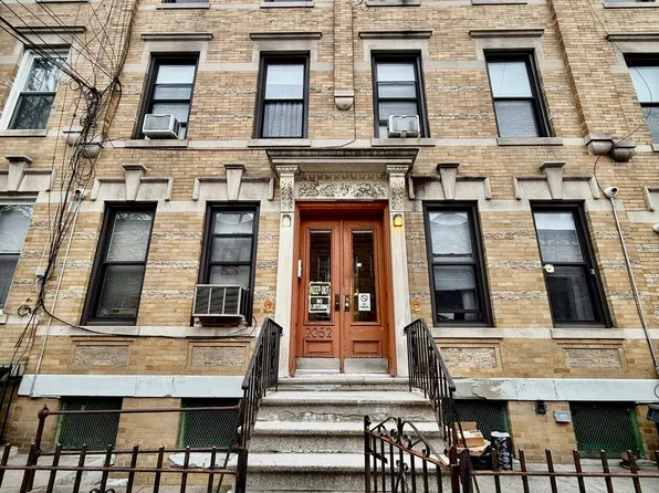 2052 Gates Avenue image 3 of 23