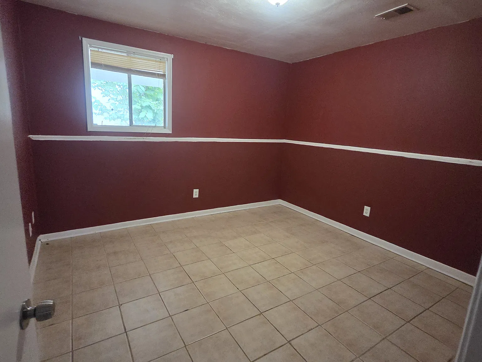 6 bed, 1073 sqft, $2,050 — Photo 3