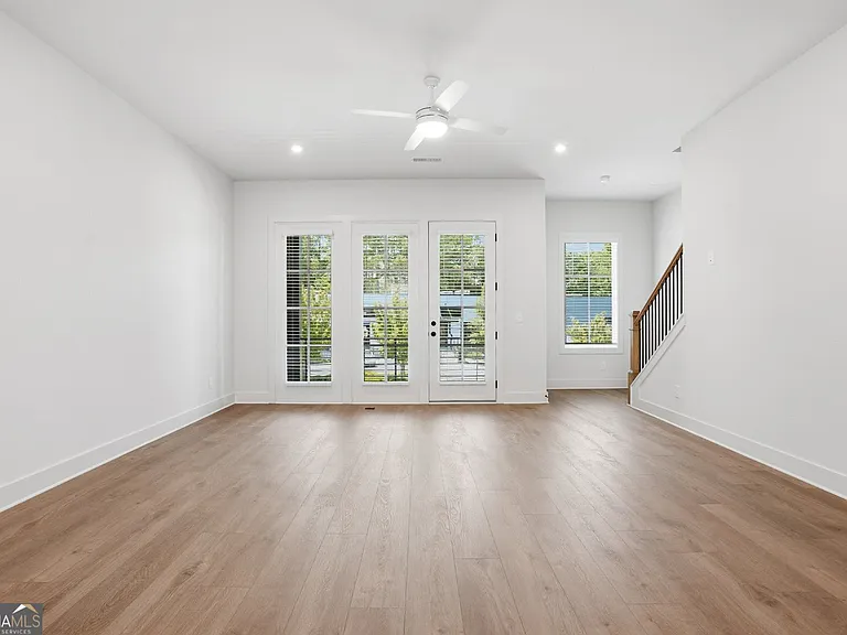 2597 Mackintosh — Photo 4