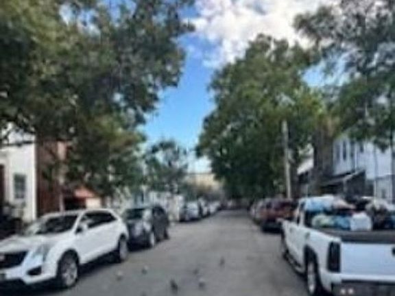 Exterior Neighborhood (street photo)