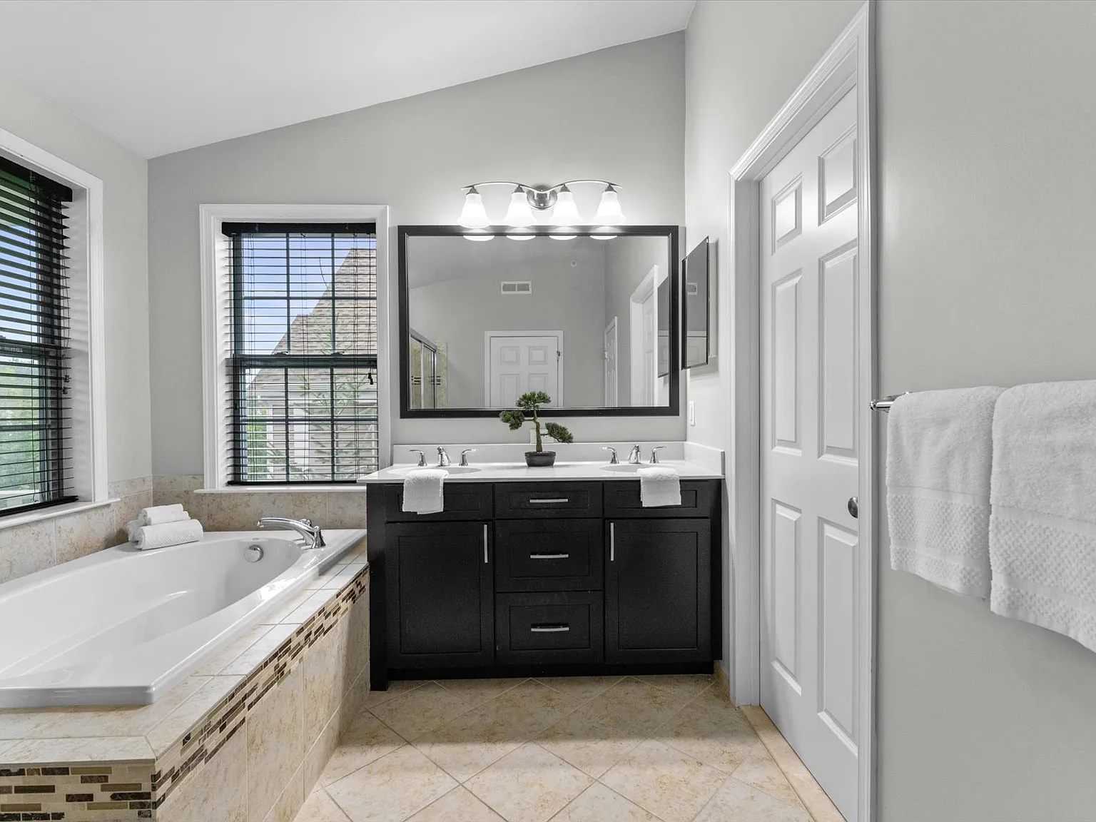 4 bed, 2779 sqft, $4,400 — Photo 3