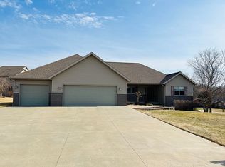 1254 Idaho Ln, Pella, IA 50219