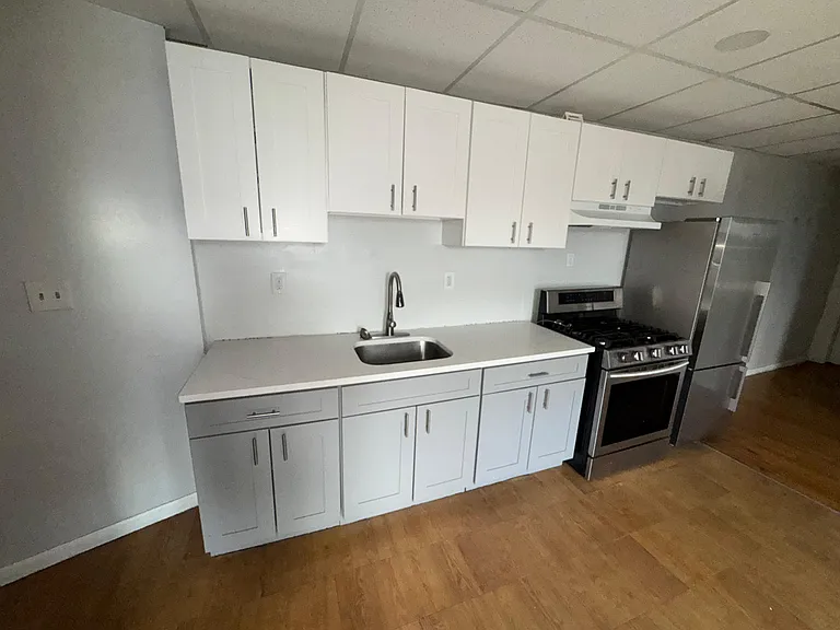 84 2nd St #5 — Photo 3