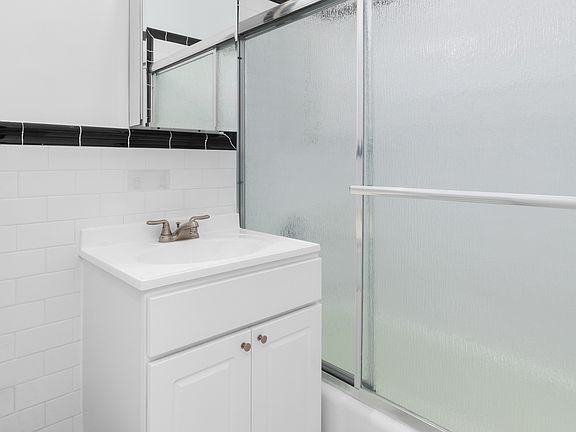 4th image of 11 E 66th St APT 2D