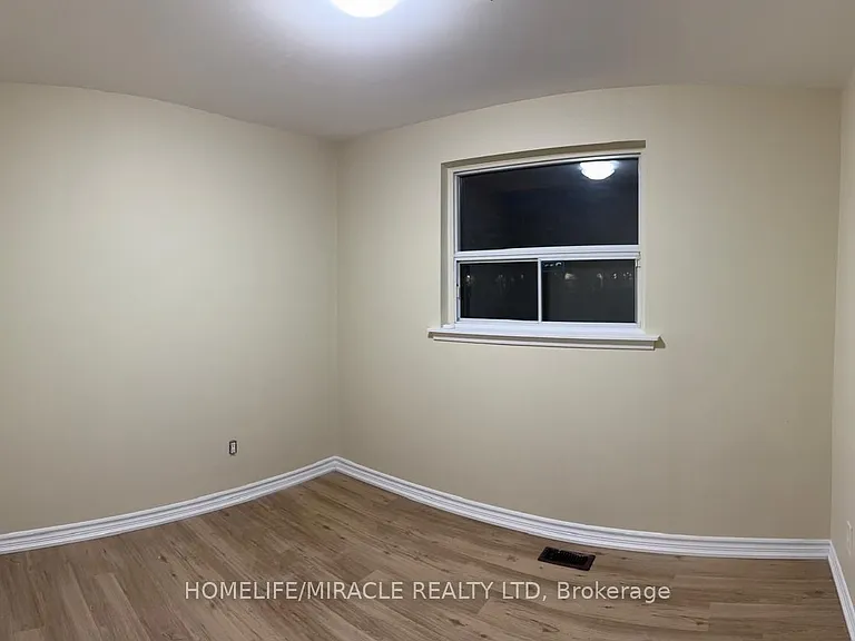 28 Alexandria Cres — Photo 22