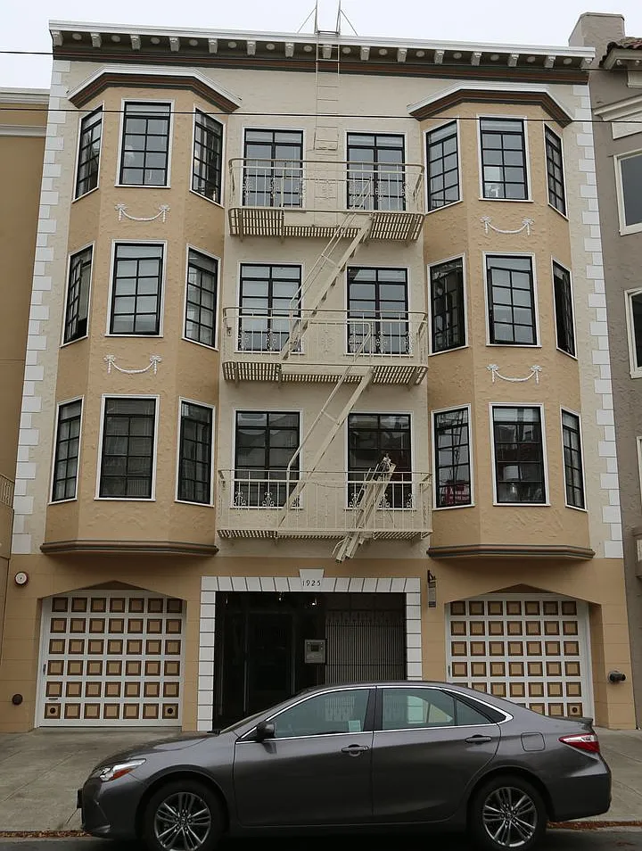 Classic Marina Living Steps from the Waterfront — Photo 3
